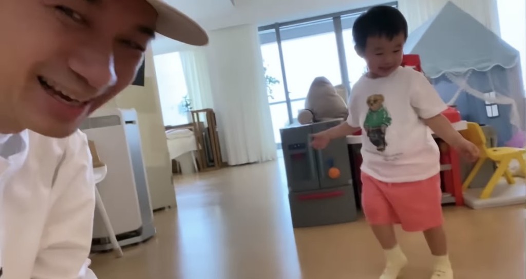 基仔豪宅個巨廳，好光猛好大呀。